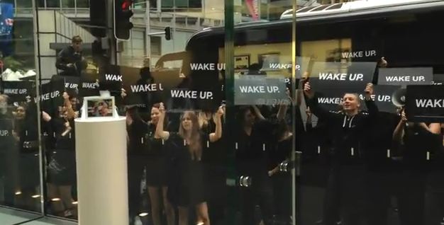 Samsung Stages Cheap ‘Wake Up’ Flash-mob Outside Sydney Apple Store